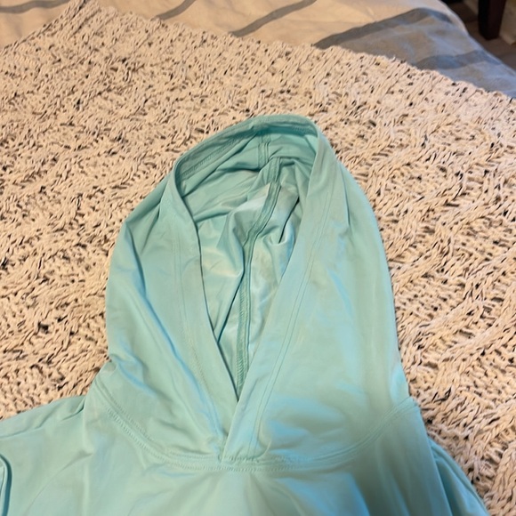 Vineyard Vines Hooded Swim Shirt - Picture 6 of 9